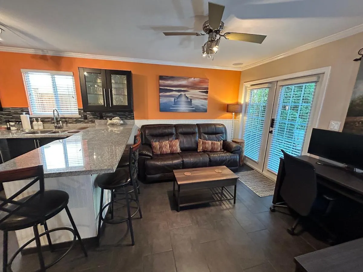 Garden Oasis Suite Near Popular Main Street Vancouver Apartment