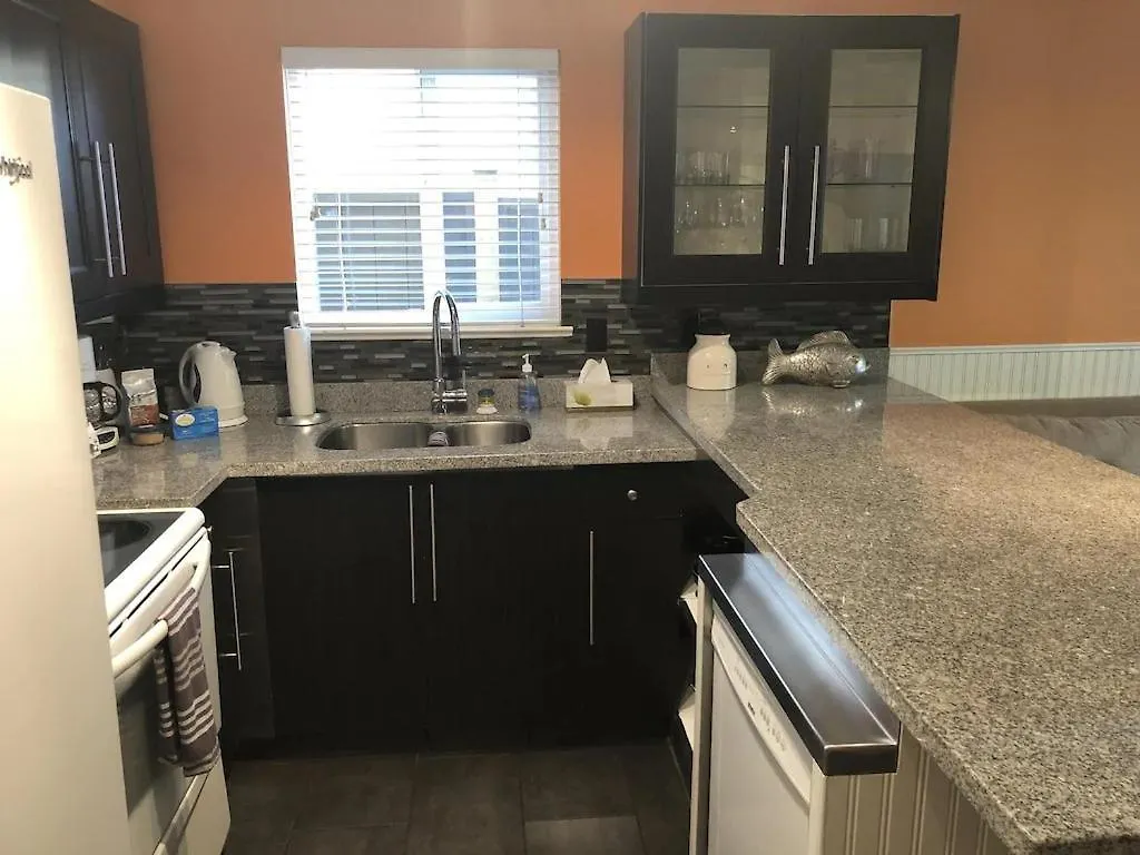 Garden Oasis Suite Near Popular Main Street Vancouver Apartment